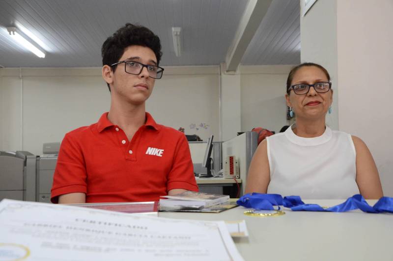 Atualmente, o Pará possui 7.983 alunos atendidos pela Educação Especial matriculados regularmente na rede estadual de ensino. A cegueira total no olho direito e a baixa visão no olho esquerdo não limitam o aluno Gabriel Caetano, 17 anos (foto). Estudante do 3º ano do ensino médio na Escola Estadual Dom Pedro II, no bairro do Marco, ele dedica-se à leitura, principalmente de biografias de reis e rainhas.
FOTO: FERNANDO NOBRE / ASCOM SEDUC
DATA: 03.07.2018
BELÉM - PARÁ <div class='credito_fotos'>Foto: FERNANDO NOBRE/ASCOM SEDUC | <a href='/midias/2018/originais/c0051ed6-0fc8-4a26-b032-e9c229ae5d45.jpg' download><i class='fa-solid fa-download'></i> Download</a></div>