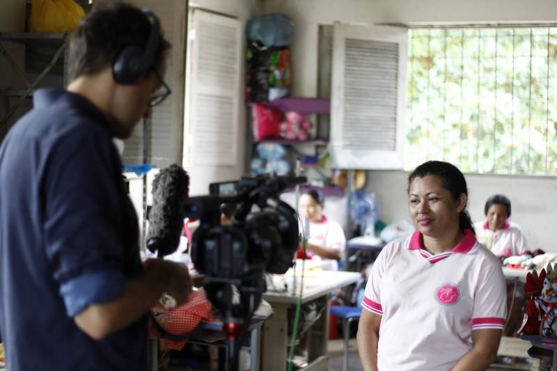 O repórter Daniel Gallas, correspondente internacional da BBC World News TV, com sede em Londres, na Europa, esteve em Ananindeua para conhecer o trabalho realizado por detentas do Centro de Recuperação Feminino (CRF), na Cooperativa Social de Trabalho Arte Feminina Empreendedora (Coostafe) - a primeira cooperativa formada exclusivamente por mulheres presas no Brasil. A detenta Kátia Ferreira, de 38 anos (foto), é presidente da Coostafe e está desde o início do projeto.
FOTO: AKIRA ONUMA / ASCOM SUSIPE
DATA: 03.04.2018
BELÉM - PARÁ <div class='credito_fotos'>Foto: Akira Onuma / Ascom Susipe | <a href='/midias/2018/originais/c01012ee-94a8-418f-9427-a4795b8ed073.jpg' download><i class='fa-solid fa-download'></i> Download</a></div>