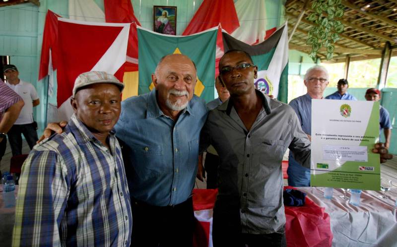 O governador Simão Jatene destacou o esforço do governo em realizar políticas públicas na área da habitação que contemple toda a diversidade de povos existentes no Estado. “O Pará foi um dos primeiros Estados a reconhecer a questão dos territórios quilombolas e titulá-los. Essa iniciativa pioneira teve como consequência que ainda hoje o Pará é o estado que mais regularizou áreas dos quilombolas, o que é um passo extremamente importante”, afirmou o governador.
FOTO: ANTONIO SILVA / ARQUIVO AG. PARÁ
DATA: 04.12.2015
MOJU - PARÁ <div class='credito_fotos'>Foto: Antônio Silva/Ag. Pará | <a href='/midias/2018/originais/c015042a-0bdc-456b-a07a-88c641407d6c.jpg' download><i class='fa-solid fa-download'></i> Download</a></div>