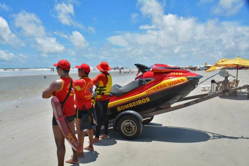 Quarenta e um municípios e 56 balneários receberam o efetivo do Corpo de Bombeiros Militar do Pará (CBMPA) no feriado prolongado. Mais de 400 militares estiveram trabalhando para manter a segurança durante a “Operação Semana Santa”, oferecendo ao público atendimentos básicos, serviços de prevenção balneária (guarda-vidas e operação nas rodovias), atendimento pré-hospitalar, serviços de resgate e combate a incêndio. A corporação registrou baixo fluxo de banhistas neste domingo de Páscoa nas praias da Ilha de Mosqueiro. A praia do Paraíso, que costuma receber um público familiar, teve uma movimentação tranquila. “Não houve nenhuma ocorrência, somente orientações aos banhistas”, explicou o sargento Lobo, que estava coordenando a equipe de guarda-vidas no local.
FOTO: ASCOM / CBMPA
DATA: 01.04.2018
SALINAS - PARÁ <div class='credito_fotos'>Foto: Ascom CBMPA | <a href='/midias/2018/originais/c01f70da-56ee-4081-9d5d-a2768dc8bced.jpg' download><i class='fa-solid fa-download'></i> Download</a></div>