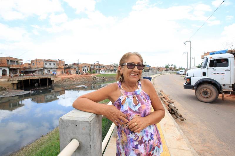 Pela primeira vez, em quase 40 anos morando as margens do canal do Tucunduba, em Belém, a família da dona de casa Creuza Padilha (foto), não precisou se preocupar com as fortes chuvas que atingem a capital e inundam vários bairros. “Eu tenho 59 anos, moro aqui com meu marido e meus três filhos há quase quarenta anos. Antes dessa obra, quando chovia forte e a maré subia, ficava tudo no fundo”, lembra ela emocionada. “Era um sonho ver a nossa casa e a vizinhança livre dos alagamentos. Graças a Deus e a essa obra, o sonho agora é realidade”, comemora a moradora.
FOTO: RODOLFO OLIVEIRA / AG. PARÁ
DATA: 09.03.2018
BELÉM - PARÁ <div class='credito_fotos'>Foto: Thiago Gomes /Ag. Pará | <a href='/midias/2018/originais/c024c34c-44f6-4e3d-9d9f-866237126320.jpg' download><i class='fa-solid fa-download'></i> Download</a></div>