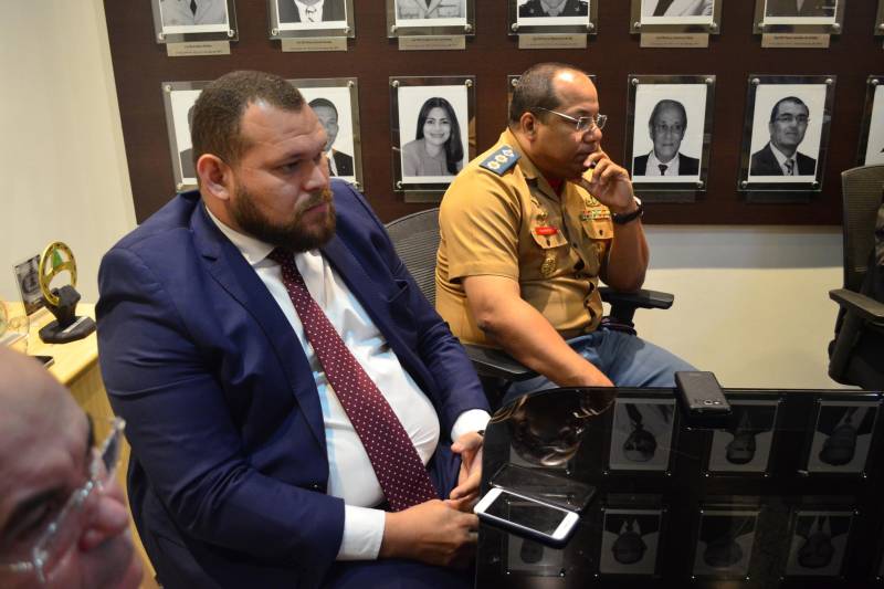 Com a meta de apresentar e debater a proposta de elaboração de um Plano Estadual de Política Criminal e Penitenciária no estado para os próximos quatro anos, ocorreu na manhã desta terça-feira, 19, a sexta Reunião Ordinária do Conselho Estadual de Política Criminal e Penitenciária (CEPCP), no gabinete da Secretaria de Estado de Justiça e Direitos Humanos (Sejudh). Participaram do encontro representantes de diversas instituições que compõem o conselho, como a Secretaria de Estado de Segurança Pública e Defesa Social (Segup), Tribunal de Justiça do Estado, Ministério Público, Fundação de Atendimento Socioeducativo do Pará (Fasepa) e a própria Sejudh, na figura do secretário Alexandre Gomes. Na foto, o superintendente da Susipe, Michel Durans (c)
FOTO: ELIELSON MODESTO / ASCOM SEGUP
DATA: 19.06.2018
BELÉM - PARÁ <div class='credito_fotos'>Foto: Elielson Modesto / Ascom Segup | <a href='/midias/2018/originais/c02774bb-5695-468f-9354-5b31c80c71e5.jpg' download><i class='fa-solid fa-download'></i> Download</a></div>