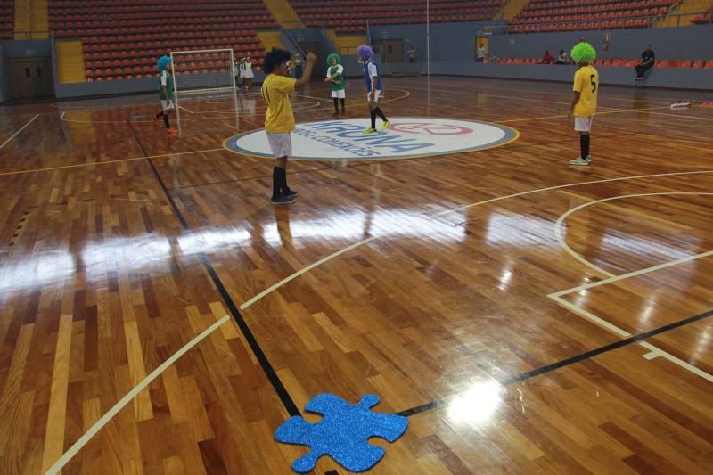 Mais de 60 adolescentes e jovens em cumprimento de medida socioeducativa no Pará conheceram as instalações da Arena Guilherme Paraense (o Mangueirinho), em Belém. O espaço recebeu os internos para o encerramento da II Olimpíada de Inverno da Socioeducação, evento criado com o objetivo de proporcionar atividades de esporte e cultura aos adolescentes em cumprimento de medida socioeducativa no Estado, além de promover o espírito esportivo e garantir maior integração entre os internos. A Arena sediou as finais do futsal feminino e masculino, além de apresentações culturais que marcaram o encerramento da atividade promovida pela Fundação de Atendimento Socioeducativo do Pará (Fasepa), por meio do Projeto Ressignificando Caminhos na Socioeducação.
FOTO: ALBERTO PASSOS / ASCOM FASEPA
DATA: 28.03.2018
BELÉM - PARÁ <div class='credito_fotos'>Foto: ALBERTO PASSOS/ ASCOM FASEPA | <a href='/midias/2018/originais/c02a5f41-7c00-49a6-b0a4-7807f860883d.jpg' download><i class='fa-solid fa-download'></i> Download</a></div>