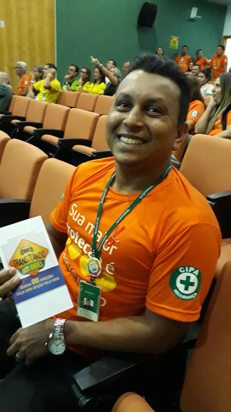 Acidente de trânsito também pode ser considerado como de trabalho. Por isso, cada vez mais as empresas vêm investindo em atividades educativas que visam conscientizar os empregados e solicitam ao Departamento de Trânsito do Pará (Detran) a execução de ações de sensibilização dos funcionários, como palestras, demonstrações do uso do etilômetro, exibição de vídeos, entre outras. Somente este ano, cerca de 1.240 trabalhadores participaram do projeto denominado Detran nas Empresas, desenvolvido pela Coordenadoria de Educação da autarquia. O objetivo é levar às corporações públicas ou privadas ações que visam construir um novo conceito de segurança no trânsito. Na foto, auxiliar administrativo de uma empresa privada, Isaías Conceição.

FOTO: ASCOM / DETRAN
DATA: 07.12.2018
BELÉM - PARÁ <div class='credito_fotos'>Foto: ASCOM DETRAN   |   <a href='/midias/2018/originais/c0373e83-a32f-4c2b-a060-6bf714bc2a67.jpg' download><i class='fa-solid fa-download'></i> Download</a></div>