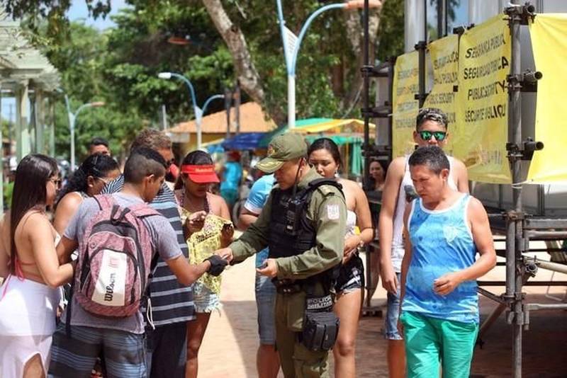 O segundo final de semana das férias escolares foi marcado pela tranquilidade no distrito de Mosqueiro. Uma das 86 localidades do Estado que recebe atenção especial durante a Operação Verão 2018. As ações começaram na sexta-feira (29) e vão até o dia 31 de julho, com a participação de mais de 8 mil agentes de segurança pública. Uma das novidades deste ano é o funcionamento dos Centros de Comando Integrado, com a participação de órgãos estaduais e municipais, sob a coordenação da Secretaria de Estado de Segurança Pública e Defesa Social ( Segup). O espaço é identificado com placas em quatro idiomas para auxiliar as pessoas em casos de furtos ou acidentes.
FOTO: MARCELO LELIS / AG. PARÁ
DATA: 08.07.2018
MOSQUEIRO - PARÁ <div class='credito_fotos'>Foto: Marcelo Lelis / Ag. Pará | <a href='/midias/2018/originais/c03a69eb-d349-492d-8f1a-44d7308cbb23.jpg' download><i class='fa-solid fa-download'></i> Download</a></div>