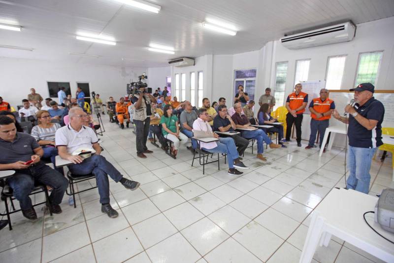 O Governador do Pará, Simão Jatene (foto), esteve durante esta sexta-feira (13) no município de Paragominas. Além de visitar as áreas afetadas pela enxurrada que ocorreu na madrugada da quinta-feira (12), ele conversou com moradores atingidos, reuniu com autoridades municipais, secretários de estado, com o Corpo de Bombeiros e a Defesa Civil para traçar as metas e ações a serem cumpridas para restabelecer a normalidade na cidade. A forte enxurrada, que durou toda a madrugada, alagou cerca de 40% da cidade e atingiu 350 famílias. Até o momento, 13 locais foram adequados para funcionar como abrigo, entre escolas, associações, ginásios, entre outros, para receber desabrigados e desalojados.

FOTO: SIDNEY OLIVEIRA / AG. PARÁ
DATA: 13.04.2018
PARAGOMINAS - PARÁ <div class='credito_fotos'>Foto: Sidney Oliveira/Ag. Pará   |   <a href='/midias/2018/originais/c03b1bc9-5f5c-4f13-a0dc-23a352117a04.jpg' download><i class='fa-solid fa-download'></i> Download</a></div>