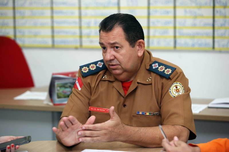 O Corpo de Bombeiros Militar do Pará também atua com um projeto de responsabilidade social que oferece perspectivas às crianças e adolescentes. O “Escola da Vida” começou no quartel da Cremação em 1993, com apenas 20 alunos. Hoje, alcança 3.200 alunos matriculados e distribuídos em 25 polos pelo Estado. Mais de 25 mil crianças já passaram pelo projeto que oferece informações, orientações, treinamento, educação e base de apoio para a formação do cidadão. Dos 25 polos do Projeto Escola da Vida, cinco estão em Belém, nos bairros da Cremação e Val de Cans, além de Icoaraci, Outeiro e Mosqueiro, funcionando dentro dos quartéis. o tenente-coronel Elias Rocha, coordenador geral do Escola da Vida.
FOTO: SIDNEY OLIVEIRA / AG. PARÁ
DATA: 11.05.2018
BELÉM - PARÁ <div class='credito_fotos'>Foto: Sidney Oliveira/Ag. Pará | <a href='/midias/2018/originais/c04ebbec-8d88-4772-874a-ff58357bad16.jpg' download><i class='fa-solid fa-download'></i> Download</a></div>