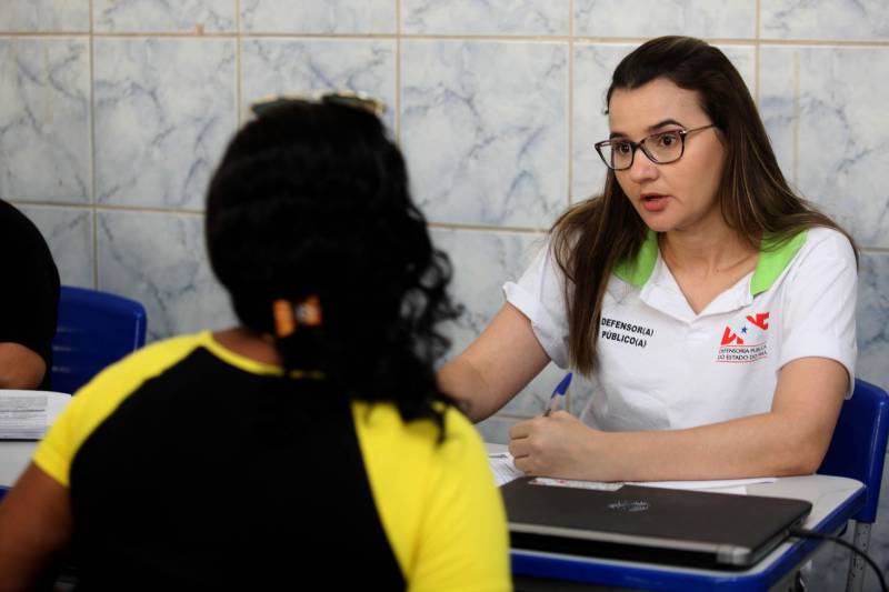 “Perdi todos os documentos na chuva, assim como quase tudo de dentro da casa. Poder tirar os documentos hoje, menos de uma semana depois do desastre e tudo de graça, é bom, chegou na hora certa e vai ajudar muita gente mesmo”. A fala é Adriano Pinheiro, morador do bairro Angelim, um dos 15 afetados pela forte enxurrada que alagou 40% do município de Paragominas, no nordeste paraense, na semana passada. Ele se soma a outras centenas de pessoas que estiveram nesta terça-feira (17), na Escola Municipal Anésia da Costa Chaves, primeiro local da Caravana do ProPaz no município. Semelhante as demais ações do ProPaz Cidadania, o programa está viabilizando no município a emissão de 2ª via de Certidão de Nascimento, Registro Geral (RG), 2ª via de CPF, carteira social (mudança de gênero), fotos para os documentos e a carteira do ID Jovem, que possibilita a jovens de 15 a 29 anos, diversos benefícios, entre eles, meia passagem em trajetos interestaduais. Na foto, a servidora da Defensoria, Ana Laura Sá.
FOTO: SIDNEY OLIVEIRA / AG. PARÁ
DATA: 17.04.2018
PARAGOMINAS - PARÁ
<div class='credito_fotos'>Foto: Sidney Oliveira/Ag. Pará | <a href='/midias/2018/originais/c054876e-f33d-48dc-87b3-dbf470680172.jpg' download><i class='fa-solid fa-download'></i> Download</a></div>