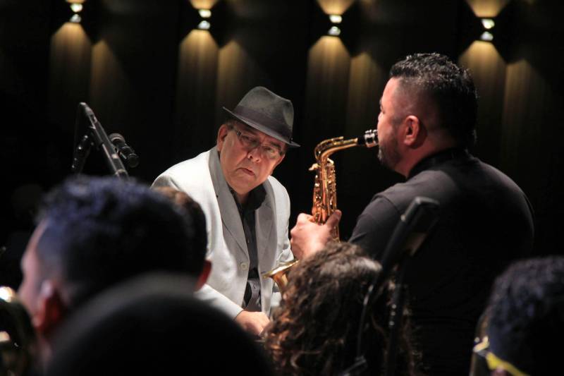 “O projeto foi criado de uma maneira que culminasse com reforma e construção da Escola Monsenhor Mâncio Ribeiro, ou seja, o objetivo é que aqui abrigue o projeto dentro do Liceu através de uma simbiose perfeita”, explicou o maestro Nelson Neves (foto), que rege a orquestra e o projeto.

FOTO: RODOLFO OLIVEIRA / AG. PARÁ
DATA: 16.12.2018
BRAGANÇA - PARÁ <div class='credito_fotos'>Foto: Rodolfo Oliveira/Ag. Pará   |   <a href='/midias/2018/originais/c058f9b2-c027-4063-9c53-1304c090f6c5.jpg' download><i class='fa-solid fa-download'></i> Download</a></div>