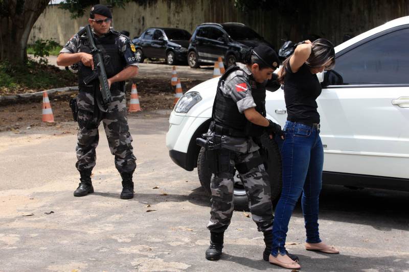 Além do gênero, ainda é um desafio para a mulher quebrar o paradigma de que a força e a bravura estão atreladas à estatura, peso e estrutura física. Mas a cabo Ana Farias (foto) está aí para fazer um contraponto dessa afirmação: com 1,59m de altura e menos de 50 quilos, ela não se deixa intimidar por ninguém. Não à toa. No histórico, ela carrega o pioneirismo de estar entre as primeiras duas mulheres da Rotam – Ronda Ostensiva Tático Metropolitana, uma das duas companhias do Batalhão de Policiamento Tático (BPOT). Dos 22 anos na PM, 16 são na Rotam. 

FOTO: MÁCIO FERREIRA / AG. PARÁ
DATA: 27.05.2018
BELÉM - PARÁ <div class='credito_fotos'>Foto: MÁCIO FERREIRA/ AG. PARÁ   |   <a href='/midias/2018/originais/c05900b8-5148-4a00-814d-b19da8a53b65.jpg' download><i class='fa-solid fa-download'></i> Download</a></div>
