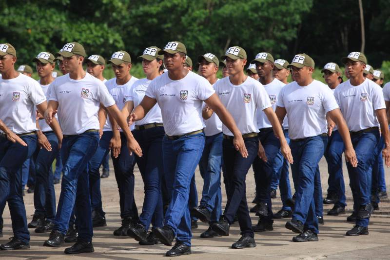 Cerca de 2.400 policiais militares que estão em processo de formação por meio dos Cursos de Formação de Praças (CFP), de Oficiais (CFO), de Habilitação de Oficiais (CHO) e de Adaptação de Oficiais (CHO). Os alunos do Curso de Formação de Praças da PMPA ingressarão no serviço externo ao final do 2º módulo da formação, previsto para abril.
FOTO: MÁCIO FERREIRA / AG. PARÁ
DATA: 15.02.2018
BELÉM - PARÁ <div class='credito_fotos'>Foto: MÁCIO FERREIRA/ AG. PARÁ | <a href='/midias/2018/originais/c05b031d-29cb-4228-a100-5460e604499f.jpg' download><i class='fa-solid fa-download'></i> Download</a></div>