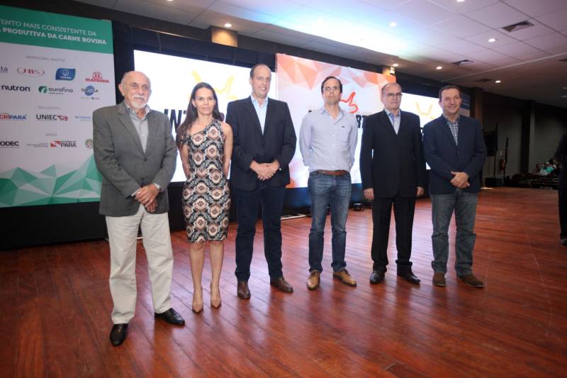 A pecuária é uma das principais cadeias produtivas do Pará, que se destaca no cenário nacional por possuir o quinto maior rebanho bovino, com mais de 20 milhões de cabeças. A importância do Estado na cadeia produtiva brasileira é destaque na InterCorte, evento que reúne iniciativas em prol do desenvolvimento do setor. A abertura, na noite desta segunda-feira, 21, no Carajás Centro de Convenções, em Marabá, sudeste paraense, contou com a presença do governador Simão Jatene, parlamentares e autoridades locais.

FOTO: THIAGO GOMES / AG. PARÁ
DATA: 21.05.2018
MARABÁ - PARÁ <div class='credito_fotos'>Foto: Thiago Gomes /Ag. Pará   |   <a href='/midias/2018/originais/c064c40a-cb87-4595-9458-62672a6ec609.jpg' download><i class='fa-solid fa-download'></i> Download</a></div>