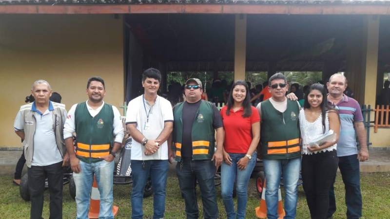 O projeto “Transitando nos Bares” (foto) abordou cerca de 70 pessoas na noite desta quinta-feira (20), no município de Marituba, Região Metropolitana de Belém. O trabalho é fruto da parceria entre os agentes de educação do Departamento de Trânsito do Estado do Pará (Detran) e da Diretoria de Trânsito do município, e teve início na terça-feira (18). O objetivo da ação é orientar condutores de veículos que bebida e álcool não combinam. Os agentes de educação já visitaram, também, escolas, pontos de mototaxistas, praças e outros locais movimentados do município.

FOTO: ASCOM / DETRAN
DATA: 21.12.2018
MARITUBA - PARÁ <div class='credito_fotos'>Foto: ASCOM DETRAN   |   <a href='/midias/2018/originais/c0673cc5-c621-453f-8769-1e4d390dc4e2.jpg' download><i class='fa-solid fa-download'></i> Download</a></div>