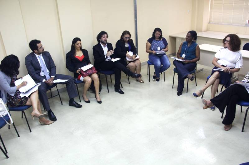 Representantes das esferas do poder público participaram de reunião (foto) para tratar do reestabelecimento dos serviços do Centro de Internação do Adolescente Masculino de Marabá. Na ocasião, também foi definida a transferência daqueles, oriundos da região de integração do Carajás e Lago de Tucuruí, para a unidade que foi reformada e revitalizada. O evento ocorreu na manhã desta sexta-feira (13), na Coordenadoria Estadual da Infância e da Juventude (Ceij), do Tribunal de Justiça do Estado.
FOTO: TIAGO FURTADO / ASCOM FASEPA
DATA: 13.04.2018
MARABÁ - PARÁ <div class='credito_fotos'>Foto: TIAGO FURTADO / ASCOM FASEPA | <a href='/midias/2018/originais/c076432e-6cdb-4eea-9fa8-2a17ec227220.jpg' download><i class='fa-solid fa-download'></i> Download</a></div>