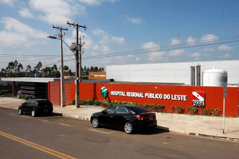 A partir de agora, o Hospital Regional Público do Leste (HRPL), em Paragominas, passa a utilizar o Protocolo do Time de Resposta Rápida (TRR). O novo sistema permite a atuação imediata em usuários internados na Clínica Médica e Cirúrgica, Centro Cirúrgico, Recuperação pós-anestesia e Pronto Atendimento. Entre os principais benefícios do TRR está sistematizar o atendimento de usuários no setor de urgência e emergência, diminuir a mortalidade intra-hospitalar, prevenir e reduzir o número de Paradas Cardiorrespiratórias (PCR), reduzir admissões e readmissões na Unidade de Terapia Intensiva (UTI) e garantir maior segurança dos usuários.
FOTO: ASCOM / HRPL
DATA: 13.03.2018
PARAGOMINAS - PARÁ <div class='credito_fotos'>Foto: CLÁUDIO SANTOS / ARQUIVO AG. PARÁ | <a href='/midias/2018/originais/c07c0057-8de3-424e-b779-00737010f824.jpg' download><i class='fa-solid fa-download'></i> Download</a></div>