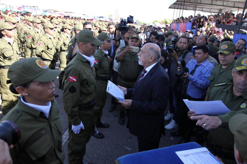 A cerimônia de formatura dos novos praças da Polícia Militar ocorreu na manhã desta segunda-feira (9), simultaneamente, em Belém e outros seis municípios paraenses: Santa Izabel, Castanhal, Barcarena, Capanema, Bragança e Tucuruí. Em Parauapebas, Marabá, Breves, Soure e Conceição do Araguaia, a formatura será celebrada na quinta-feira, dia 12. Na sexta-feira, dia 13, é a vez de Santarém, Altamira, Paragominas e Itaituba. O governador Simão Jatene presidiu a cerimônia de formatura no Portal da Amazônia, bairro da Cidade Velha, em Belém. Milhares de familiares dos formandos lotaram o espaço para entregar aos novos policiais militares seus diplomas de conclusão de curso.
FOTO: CRISTINO MARTINS / AG. PARÁ
DATA: 09.07.2018
BELÉM - PARÁ <div class='credito_fotos'>Foto: Cristino Martins/Ag. Pará | <a href='/midias/2018/originais/c086aa85-e826-4d38-a76a-a6e5082ee599.jpg' download><i class='fa-solid fa-download'></i> Download</a></div>