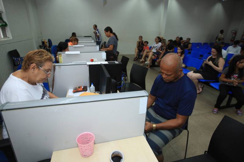 Uma média de 50 a 60 mil RGs foram emitidos (foto) por mês em todo o Pará pela Diretoria de Identificação "Enéas Martins" (Didem), da Polícia Civil, de janeiro a novembro de 2018. O número é considerado alto e é resultado da maior agilidade no atendimento para a emissão e entrega do documento, possível após a possibilidade de agendamento pelo site do órgão de segurança pública. Antes, longas filas se formavam na frente da Delegacia Geral do Estado, o principal posto de atendimento. A diretora da Didem, Juliete Monteiro, conta que com a modernização da polícia no interior do Estado contribuiu com o aumento das emissões e com a diminuição do prazo para a entrega do documento. “Tinha município que esperava até 40 dias. Com a informatização, o prazo diminuiu bastante”, diz. Além disso, Juliete lembra que o agendamento informatizado inibiu situações irregulares, como a venda de senha para o atendimento. Atualmente, 44 municípios do Estado são informatizados. Destes, 32 passaram pela modernização de sistema nos últimos oito anos de gestão do governador Simão Jatene. “Agora temos muito mais possibilidades no interior. Quem não tem posto de atendimento no seu município, pode fazer na cidade mais próxima. Temos muito ainda pela frente, mas estamos caminhando para que o usuário aguarde cada vez menos tempo para receber seu RG”, concluiu.

FOTO: MÁCIO FERREIRA / AG. PARÁ
DATA: 03.12.2018
BELÉM - PARÁ
 <div class='credito_fotos'>Foto: MÁCIO FERREIRA/ AG. PARÁ   |   <a href='/midias/2018/originais/c0872915-a335-4d46-b4c0-6cb0644aab8a.jpg' download><i class='fa-solid fa-download'></i> Download</a></div>