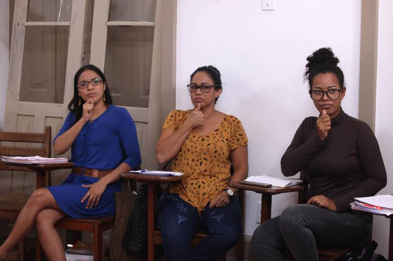 Para quem tem interesse em aprender a Língua Brasileira de Sinais, mas não deseja fazer um curso universitário, o Estado oferece outra opção. A Casa da Linguagem, localizada no bairro de Nazaré, oferta todos os meses cursos para quem quer se comunicar por meio de Libras.
FOTO: RODOLFO OLIVEIRA / AG. PARÁ
DATA: 02.04.2018
BELÉM - PARÁ <div class='credito_fotos'>Foto: Rodolfo Oliveira/Ag. Pará | <a href='/midias/2018/originais/c09ba207-3620-404e-9dfc-86b25e26848f.jpg' download><i class='fa-solid fa-download'></i> Download</a></div>