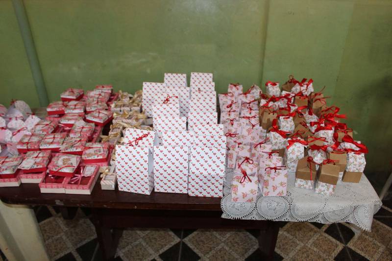 A pizza de talos e o bolo de banana fizeram parte do cardápio do último dia do curso de alimentação alternativa e reaproveitamento de alimentos (foto), nessa sexta-feira (27), no Bairro Curió-Utinga, em Belém. O curso faz parte do Projeto Cozinha Sustentável e foi realizado no Centro Comunitário da Passagem Cruzeiro Unidos com o Pantanal, por meio de parceria entre o Núcleo de Articulação e Cidadania (NAC) e a Empresa de Assistência Técnica e Extensão Rural do Estado do Pará (Emater). O objetivo da capacitação é oportunizar a inclusão socioprodutiva para pessoas em situação de vulnerabilidade social, com a produção de alimentos, contribuindo para a gestão autônoma de geração de renda em ações que priorizam o empreendedorismo individual para o desenvolvimento da economia local. Na foto, curso de culinária doce com cartonagem, realizado na Igreja Assembleia de Deus, no Bairro Pedreira, em Belém.
FOTO: RUAN MORAES / ASCOM NAC
DATA: 27.04.2018
BELÉM - PARÁ <div class='credito_fotos'>Foto: Ascom NAC | <a href='/midias/2018/originais/c0a0cce8-07ee-46df-a33d-b431cbe65177.jpg' download><i class='fa-solid fa-download'></i> Download</a></div>