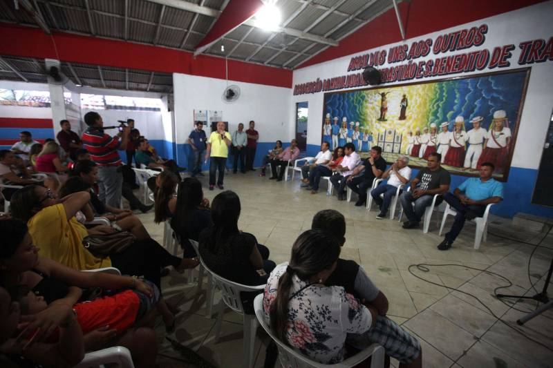 Em Tracuateua, o evento ocorreu no Salão da Marujada. O prefeito Tamariz Cavalcante comentou o trabalho da prefeitura realizado na área de saúde, e que os 4 km de asfaltamento irão contribuir com outra reivindicação dos moradores do município. Na foto, o senador Flexa Ribeiro.
FOTO: SIDNEY OLIVEIRA / AG. PARÁ
DATA: 14.06.2018
TRACUATEUA - PARÁ <div class='credito_fotos'>Foto: Sidney Oliveira/Ag. Pará | <a href='/midias/2018/originais/c0a23e06-f766-40e7-82f6-7a346cef76b9.jpg' download><i class='fa-solid fa-download'></i> Download</a></div>