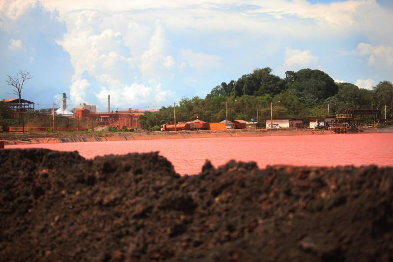 Por conta do não cumprimento do prazo de 48 horas dado pelo Governo do Estado para que a Hydro (foto) reduzisse os níveis das bacias de resíduos ao nível de pelo menos um metro, a Secretaria de Meio Ambiente e Sustentabilidade (Semas) notifica a empresa, na manhã desta terça-feira (27), com a determinação de que reduza a produção da refinaria em 50%. A Semas também triplicará a multa definida anteriormente, cumprindo a legislação ambiental em vigor, chegando a cerca de R$ 1 milhão por dia de descumprimento (300 mil Unidades de Padrão Fiscal). A empresa informou formalmente que reduziu os índices, mas não integralmente no total determinado de um metro. A determinação de redução emitida pela Semas reforça ainda que devem ser mantidos e ampliados os esforços para tratamento dos efluentes e de redução dos níveis das bacias. As equipes da Semas permanecem em campo 24 horas, trabalhando em conjunto com a Defesa Civil e outros órgãos, monitorando a situação.
FOTO: IGOR BRANDÃO / AG. PARÁ
DATA: 24.02.2018
BARCARENA - PARÁ <div class='credito_fotos'>Foto: IGOR BRANDÃO / AG. PARÁ | <a href='/midias/2018/originais/c0acafa7-9b6a-42a3-b0a7-c2869de8e424.jpg' download><i class='fa-solid fa-download'></i> Download</a></div>