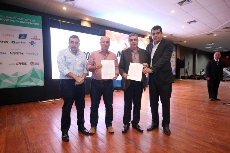 A pecuária é uma das principais cadeias produtivas do Pará, que se destaca no cenário nacional por possuir o quinto maior rebanho bovino, com mais de 20 milhões de cabeças. A importância do Estado na cadeia produtiva brasileira é destaque na InterCorte, evento que reúne iniciativas em prol do desenvolvimento do setor. A abertura, na noite desta segunda-feira, 21, no Carajás Centro de Convenções, em Marabá, sudeste paraense, contou com a presença do governador Simão Jatene, parlamentares e autoridades locais.

FOTO: THIAGO GOMES / AG. PARÁ
DATA: 21.05.2018
MARABÁ - PARÁ <div class='credito_fotos'>Foto: Thiago Gomes /Ag. Pará   |   <a href='/midias/2018/originais/c0b3b0f6-5e9b-4e7c-b54e-a58489330d66.jpg' download><i class='fa-solid fa-download'></i> Download</a></div>