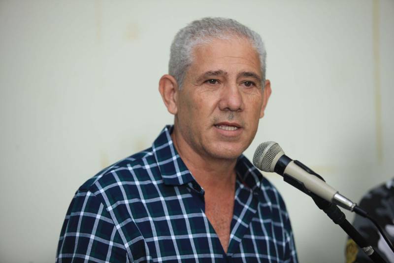 Polícia Militar, Guarda Municipal e Secretarias Municipais de Segurança Pública de 17 cidades do interior paraense receberam motos para ampliar o policiamento ostensivo e para atender ocorrências em suas sedes. Os veículos adquiridos pelo Governo do Estado são provenientes de emenda parlamentar de três deputados da Assembleia Legislativa do Pará (ALEPA), e entregues nesta segunda-feira (28) durante cerimônia na sede da Casa Civil, em Belém. Ao todo foram entregues 44 motos do modelo Honda XRE 300 CC, todas com kit sinalizador acústico e visual, rastreador, dois capacetes e queixeiras. Prefeitos, secretários de segurança, representantes das polícias, guardas municipais e deputados estiveram presentes na solenidade e ressaltaram a importância de ampliar a frota de veículos para dar apoio a segurança dos municípios. Na foto, prefeito de Jacundá, Ismael Barbosa.
FOTO: MÁCIO FERREIRA / AG. PARÁ
DATA: 28.05.2018
BELÉM - PARÁ <div class='credito_fotos'>Foto: MÁCIO FERREIRA/ AG. PARÁ | <a href='/midias/2018/originais/c0b3d043-b0a2-4c4f-9eb4-715753615d59.jpg' download><i class='fa-solid fa-download'></i> Download</a></div>
