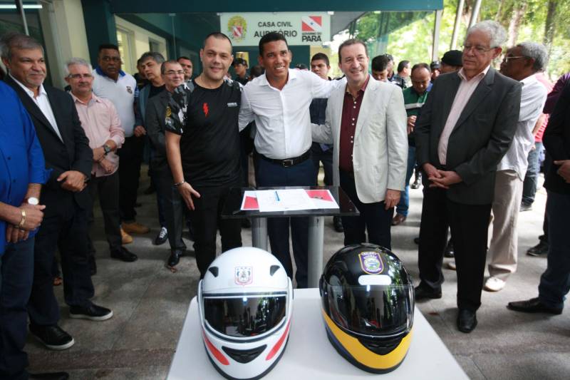 Polícia Militar, Guarda Municipal e Secretarias Municipais de Segurança Pública de 17 cidades do interior paraense receberam motos para ampliar o policiamento ostensivo e para atender ocorrências em suas sedes. Os veículos adquiridos pelo Governo do Estado são provenientes de emenda parlamentar de três deputados da Assembleia Legislativa do Pará (ALEPA), e entregues (foto) nesta segunda-feira (28) durante cerimônia na sede da Casa Civil, em Belém. Ao todo foram entregues 44 motos do modelo Honda XRE 300 CC, todas com kit sinalizador acústico e visual, rastreador, dois capacetes e queixeiras. Prefeitos, secretários de segurança, representantes das polícias, guardas municipais e deputados estiveram presentes na solenidade e ressaltaram a importância de ampliar a frota de veículos para dar apoio a segurança dos municípios.
FOTO: MÁCIO FERREIRA / AG. PARÁ
DATA: 28.05.2018
BELÉM - PARÁ <div class='credito_fotos'>Foto: MÁCIO FERREIRA/ AG. PARÁ | <a href='/midias/2018/originais/c0b8b4b3-46bb-4dd0-ba02-65c8a8f33344.jpg' download><i class='fa-solid fa-download'></i> Download</a></div>