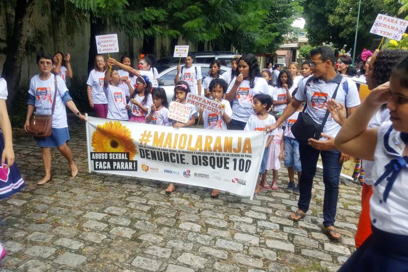 Foi realizado na manhã deste domingo (27), no Horto Municipal de Belém, o encerramento da Campanha Maio Laranja. A ação reuniu crianças e adolescentes que se manifestaram através de um apitaço, danças e mensagens para o público local. A campanha, que combate o abuso e a exploração sexual contra crianças e adolescentes, promoveu diversas ações durante o mês.

FOTO: CARLS FISCHER / ASCOM SESPA
DATA: 27.05.2018
BELÉM - PARA <div class='credito_fotos'>Foto: CARLA FISCHER / ASCOM SESPA   |   <a href='/midias/2018/originais/c0bd517d-a28a-4c5a-bb79-b4e6a959565e.jpg' download><i class='fa-solid fa-download'></i> Download</a></div>
