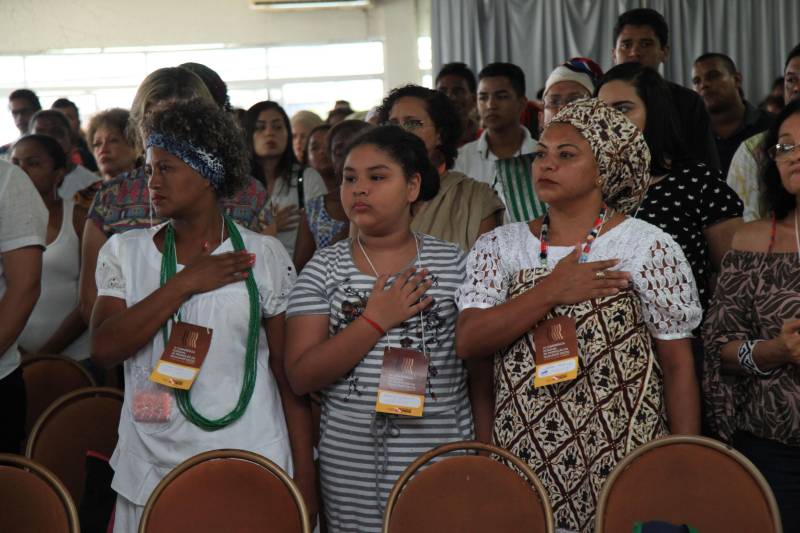Com debates sobre representatividade, violência e racismo contra populações de matriz africana, quilombolas e indígenas, a IV Conferência Estadual de Promoção da Igualdade Racial foi aberta nesta terça-feira, 27, no Hotel Gold Mar, em Belém.
FOTO: WAGNER ALMEIDA / ASCOM SEJUDH
DATA: 27.03.2018
BELÉM - PARÁ
<div class='credito_fotos'>Foto: Wagner Almeida/ Ascom Sejudh | <a href='/midias/2018/originais/c0beb752-a5ec-4a4d-8170-45da6a9f3b4d.jpg' download><i class='fa-solid fa-download'></i> Download</a></div>