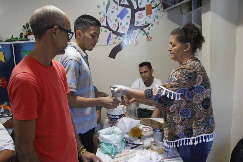 Uma turma formada por 22 internos do Centro de Recuperação Regional de Castanhal (CRRCA) finalizou nesta sexta-feira (29) um curso de arranjo de flores artificiais, oferecido pelo Serviço Nacional de Aprendizagem Rural (Senar), em parceria com a Superintendência do Sistema Penitenciário do Estado (Susipe). O curso faz parte do trabalho desenvolvido pelo setor de reinserção social, que tem como objetivo investir na qualificação profissional e geração de renda, beneficiando internos da unidade prisional. Os detentos aprenderam a confeccionar arranjos de flores utilizando materiais como EVA, tecido tipo voil, tinta spray, tinta para EVA, pincel, tiner, betume, cipó (para osn caules) e gesso para a sustentação dos arranjos nos vasos, além de muita criatividade.
FOTO: AKIRA ONUMA / ASCOM SUSIPE
DATA: 30.06.2018
CASTANHAL - PARÁ <div class='credito_fotos'>Foto: Akira Onuma / Ascom Susipe | <a href='/midias/2018/originais/c0c8b4c1-09c5-4931-a3ca-e2dd71f89b6a.jpg' download><i class='fa-solid fa-download'></i> Download</a></div>