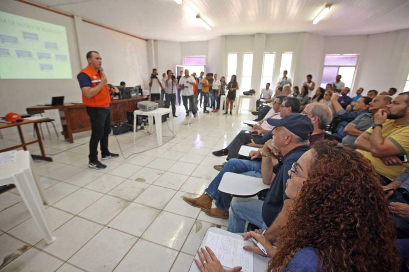 O Governador do Pará, Simão Jatene, esteve durante esta sexta-feira (13) no município de Paragominas. Além de visitar as áreas afetadas pela enxurrada que ocorreu na madrugada da quinta-feira (12), ele conversou com moradores atingidos, reuniu com autoridades municipais, secretários de estado, com o Corpo de Bombeiros e a Defesa Civil para traçar as metas e ações a serem cumpridas para restabelecer a normalidade na cidade. A forte enxurrada, que durou toda a madrugada, alagou cerca de 40% da cidade e atingiu 350 famílias. Até o momento, 13 locais foram adequados para funcionar como abrigo, entre escolas, associações, ginásios, entre outros, para receber desabrigados e desalojados.

FOTO: SIDNEY OLIVEIRA / AG. PARÁ
DATA: 13.04.2018
PARAGOMINAS - PARÁ <div class='credito_fotos'>Foto: Sidney Oliveira/Ag. Pará   |   <a href='/midias/2018/originais/c0c9ddfb-7d89-4e08-800f-ceff4eb9db49.jpg' download><i class='fa-solid fa-download'></i> Download</a></div>