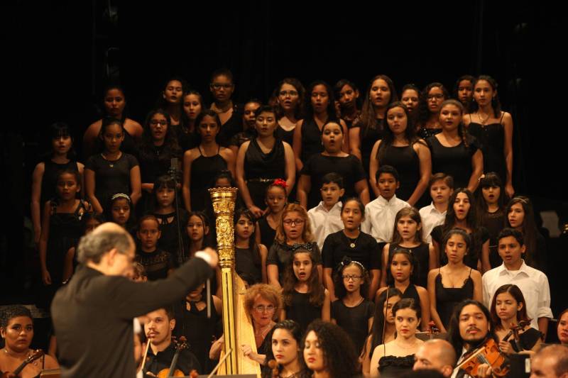 O coral Itacy Silva, da Fundação Carlos Gomes (FCG) foi uma atração à parte. Quarenta crianças, entre 10 e 14 anos, se uniram à orquestra para emocionar ainda mais a plateia. Ao final do concerto, entoaram a Oração de São Francisco de Assis, fazendo o público cantar junto e se emocionar.

FOTO: MARCELO LELIS / AG. PARÁ
DATA: 03.05.2018
BELÉM - PARÁ <div class='credito_fotos'>Foto: Marcelo Lelis / Ag. Pará   |   <a href='/midias/2018/originais/c0cc3d98-5dcf-4e0a-bf29-0ae6a59bd5cc.jpg' download><i class='fa-solid fa-download'></i> Download</a></div>