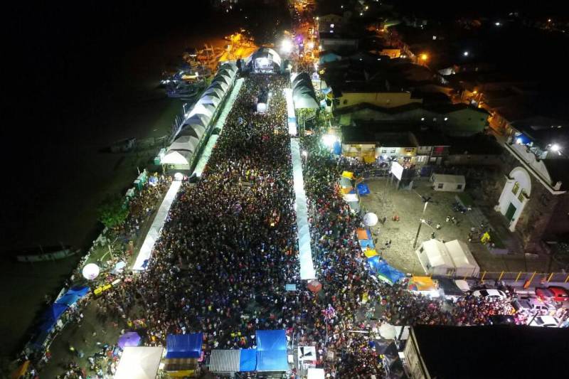 O professor Júlio Leal Gomes é natural de Vigia de Nazaré, no nordeste paraense, terra conhecida pela hospitalidade, principalmente em época festiva. Mantendo a tradição, no Carnaval Júlio e seus irmãos abrem a casa da família para amigos e outros parentes. Neste ano, o imóvel de quatro cômodos abrigou mais de 50 pessoas. Vigia tem um dos maiores e mais tradicionais carnavais do Pará. Nesta época do ano, a população do município, de 51.173 habitantes (Censo/IBGE), triplica com a chegada de brincantes oriundos de todo o Brasil, e os vigienses – igual coração de mãe - acolhem essa multidão. A estimativa é a cidade receber mais de 300 mil pessoas neste Carnaval. Na foto, o coordenador da operação, Ivan Feitosa.
FOTO: DIVULGAÇÃO
DATA: 13.02.2018
BELÉM - PARÁ <div class='credito_fotos'>Foto: IGOR BRANDÃO / AG. PARÁ | <a href='/midias/2018/originais/c0d62210-ea5d-4735-b08d-b0ac4512bf7d.jpg' download><i class='fa-solid fa-download'></i> Download</a></div>
