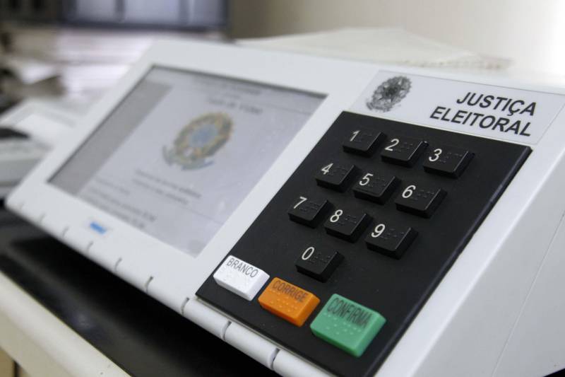 Mais de 6 mil presos provisórios custodiados pela Superintendência do Sistema Penitenciário do Estado (Susipe) poderão votar nas eleições deste ano para eleger presidente, governadores, senadores, deputados estaduais e federais. O primeiro turno será no dia 7 de outubro. O Tribunal Regional Eleitoral (TRE) do Pará já começou a fazer o levantamento de quais unidades prisionais poderão realizar o pleito. De acordo com o artigo 15, inciso III, da Constituição Federal, têm direito ao voto presos provisórios e adolescentes internados, por não terem os direitos políticos suspensos. Pela Resolução nº 23.461/2015, os juízes eleitorais, sob a coordenação do TRE de cada Estado, devem criar seções eleitorais especiais para garantir a esses eleitores o direito ao voto ou a justificativa. Na foto, urna eletrônica.
FOTO: AKIRA ONUMA / ASCOM SUSIPE
DATA: 26.03.2018
BELÉM - PARÁ <div class='credito_fotos'>Foto: Akira Onuma / Ascom Susipe | <a href='/midias/2018/originais/c0ec2314-75b2-44ad-8944-d50b2ad4ac1d.jpg' download><i class='fa-solid fa-download'></i> Download</a></div>