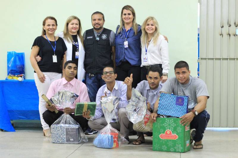 A Superintendência do Sistema Penitenciário do Estado (Susipe), por meio das diretorias de Assistência Biopsicossocial e de Reinserção Social, realizou nesta quinta-feira (13) a premiação do concurso de cartazes em alusão ao Dia "D" de Combate à Tuberculose – 15 de Dezembro -, instituído desde 2016 na Susipe. A data foi criada para ressaltar a necessidade de fomentar os procedimentos operacionais de controle da tuberculose e estabelecer um cronograma regular de atividades educativas em saúde (palestras, oficinas de arte e concursos), que sensibilize servidores e pessoas presas, para maior efetividade nas ações de controle da doença.

FOTO: AKIRA ONUMA / ASCOM SUSIPE
DATA: 13.12.2018
BELÉM - PARÁ <div class='credito_fotos'>Foto: Akira Onuma / Ascom Susipe   |   <a href='/midias/2018/originais/c0eee9d9-35ff-4f61-9aaf-d0f9b2d6afe3.jpg' download><i class='fa-solid fa-download'></i> Download</a></div>