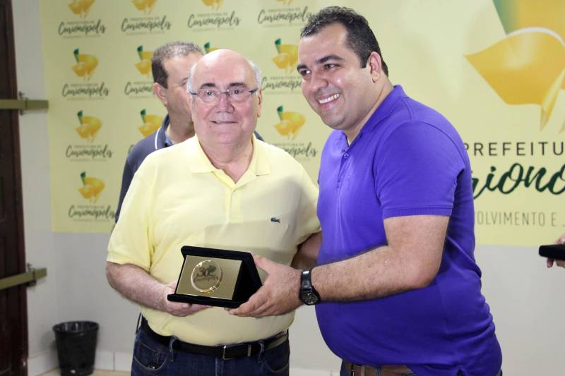 O aniversário do município de Curionópolis, nesta quinta-feira, 10 de maio, foi comemorado com shows, inaugurações e assinatura de convênio com o Governo do Pará para a implantação da iluminação do trecho urbano da PA-257. Participaram da cerimônia de assinatura do convênio o senador Flexa Ribeiro (e); o presidente da Assembleia Legislativa do Estado do Pará (Alepa), Márcio Miranda; o secretário Regional de Governo do Sudeste do Pará, Jorge Bittencourt; e o deputado estadual Eliel Faustino. Todos foram homenageados com uma placa comemorativa pelos 30 anos da cidade.
FOTO: ANTONIO MACEDO / DIVULGAÇÃO
DATA: 10.05.2018
CURIONÓPOLIS - PARÁ <div class='credito_fotos'>Foto: ANTONIO MACEDO / DIVULGAÇÃO | <a href='/midias/2018/originais/c107de05-096b-475c-8a59-d4e9ae859de8.jpg' download><i class='fa-solid fa-download'></i> Download</a></div>