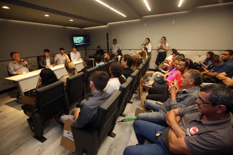 Jornalistas, influenciadores digitais e membros da sociedade civil organizada participaram, nesta quinta-feira (15), da visita guiada ao Parque Estadual do Utinga (Peut) que será inaugurado na sexta-feira (16), às 16h30. Os convidados foram recebidos pelo secretário estadual de Cultura, o arquiteto Paulo Chaves; pelo presidente do Ideflor-bio, Thiago Novaes; pelo gerente do Peut, Julio Meyer; pelo secretário de comunicação, Daniel Nardin e pelo representante da diretoria da Unidade de Conservação do Parque, Wendel Andrade. O evento começou às 9h com a apresentação das melhorias feitas no espaço durante as obras, dos serviços que funcionarão no local e de algumas normas de utilização desse novo equipamento.
FOTO: SIDNEY OLIVEIRA / AG. PARÁ
DATA: 15.03.2018
BELÉM - PARÁ <div class='credito_fotos'>Foto: Sidney Oliveira/Ag. Pará | <a href='/midias/2018/originais/c10a66b7-6329-4ef4-918d-d22424c57557.jpg' download><i class='fa-solid fa-download'></i> Download</a></div>