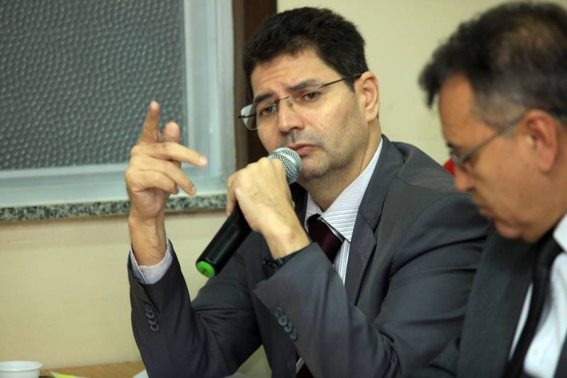 O compromisso do governo do estado com a população paraense pode ser medido pelos números apresentados pelas Secretarias de Estado de Planejamento (Seplan) e da Fazenda (Sefa) no início da tarde desta quarta-feira (28) durante audiência pública na Assembleia Legislativa do Estado (Alepa) realizada para demonstrar e avaliar o cumprimento das metas fiscais pelo Poder Executivo, referentes ao último quadrimestre, comparativamente ao mesmo intervalo do exercício anterior. Na foto, o deputado Ozório Juvenil.
FOTO: MÁCIO FERREIRA / AG. PARÁ
DATA: 28.02.2018
BELÉM - PARÁ <div class='credito_fotos'>Foto: MÁCIO FERREIRA/ AG. PARÁ | <a href='/midias/2018/originais/c10d9159-a716-4842-948b-6b8be40e1226.jpg' download><i class='fa-solid fa-download'></i> Download</a></div>