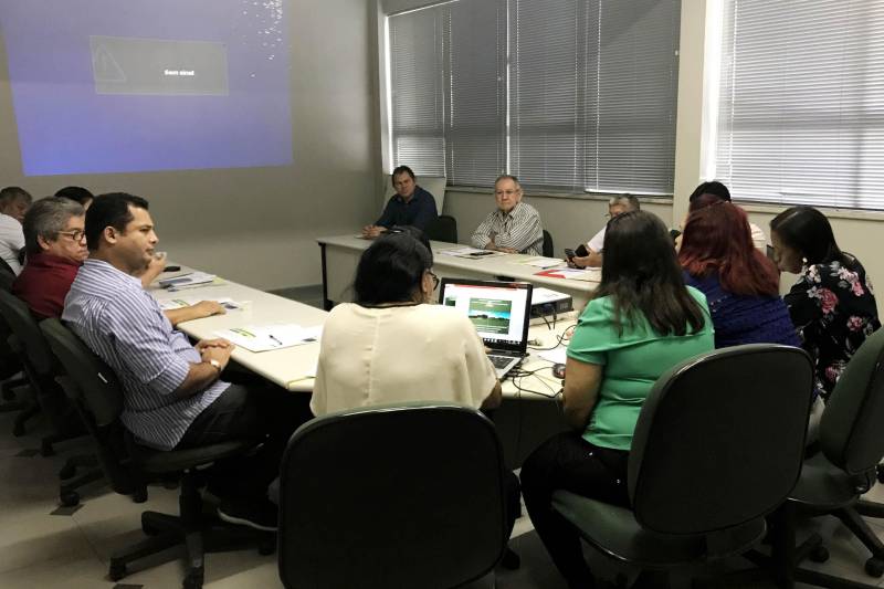 Uma reunião (foto) do Conselho Estadual de Desenvolvimento Rural Sustentável aprovou a instalação da Câmara Técnica de Crédito Fundiário (CTCF) que vai assessorar o CEDRS-PA na implantação da nova política de financiamento de produtores rurais no Pará. A CTCF terá suporte técnico, administrativo e operacional da Secretaria de Estado de Desenvolvimento Agropecuário e da Pesca (Sedap), onde foi realizada a reunião nesta quarta-feira, 31. A CTCF vai propor estudos para implantação do Programa Nacional de Crédito Fundiário no Pará e analisar as propostas de financiamento, no que se refere à viabilidade técnica, ambiental, econômica e social dos projetos. Será coordenada pela Unidade Técnica Estadual do PNCF, que é comandada pela engenheira agrônoma da Sedap, Cleide Amorim.
FOTO: ASCOM / SEDAP
DATA: 31.10.2018
BELÉM - PARÁ <div class='credito_fotos'>Foto: Ascom Sedap | <a href='/midias/2018/originais/c121d6d1-677b-48c2-ab82-991cac886599.jpg' download><i class='fa-solid fa-download'></i> Download</a></div>