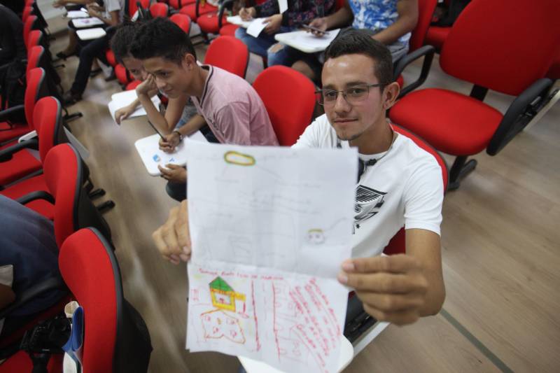 A terceira edição do Publicom – Encontro de Comunicação do Pará deste ano, realizada no município de Breves, no arquipelágo do Marajó, superou as expectativas de público. Com a presença de estudantes de ensino médio, comunicadores, representantes de órgãos públicos e instituições do Marajó, foram registradas cerca de 350 inscrições, com destaque para participação de moradores de Portel, Curralinho e Anajás. Durante a programação do evento realizado pelo Governo do Estado, por meio da Secretaria de Estado de Comunicação (Secom), nos dias 17 e 18, houve trocas de experiências e debates sobre cerimonial, design, mídia e feminicídio, direitos de crianças e adolescentes, credibilidade da informação. Os livros arrecadados no credenciamento – um total de 170 exemplares - serão doados ao Hospital Público Regional do Marajó. Na foto, o estudante Damocles Trindade Neto.
FOTO: MARCELO LELIS / AG. PARÁ
DATA: 18.05.2018
BELÉM - PARÁ <div class='credito_fotos'>Foto: Marcelo Lelis / Ag. Pará | <a href='/midias/2018/originais/c12512f6-6775-4d71-9ccb-e7842349f292.jpg' download><i class='fa-solid fa-download'></i> Download</a></div>