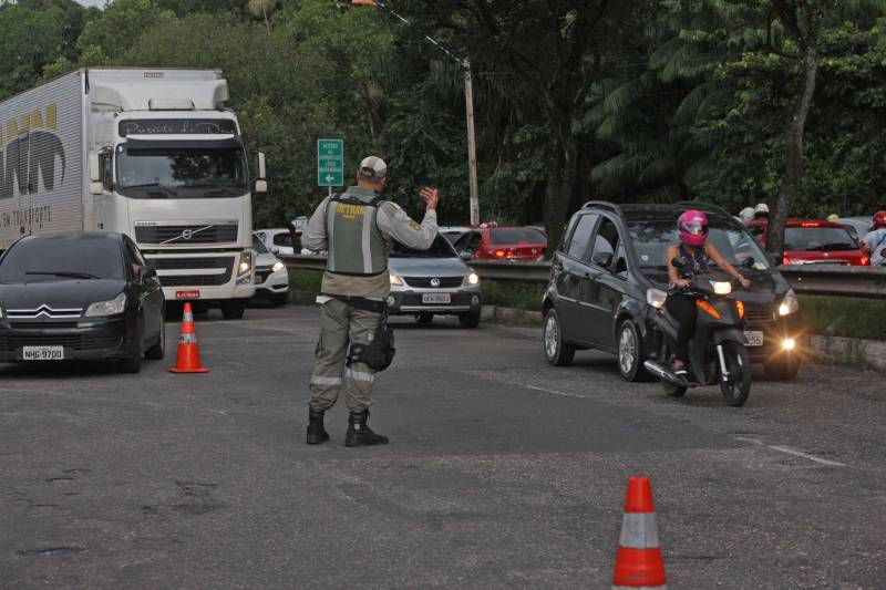 A Polícia Militar e agentes de Departamento de Trânsito do Pará (Detran) realizaram a Operação “Ônibus Seguro” no final a tarde desta terça-feira (08), na avenida Pedro Álvares Cabral. 

FOTO: CARLOS SODRÉ / AG. PARÁ
DATA: 08.05.2018
BELÉM - PARÁ <div class='credito_fotos'>Foto: CARLOS SODRÉ / AG. PARÁ    |   <a href='/midias/2018/originais/c131bd58-55c7-46ff-b06b-8736745f8bf8.jpg' download><i class='fa-solid fa-download'></i> Download</a></div>