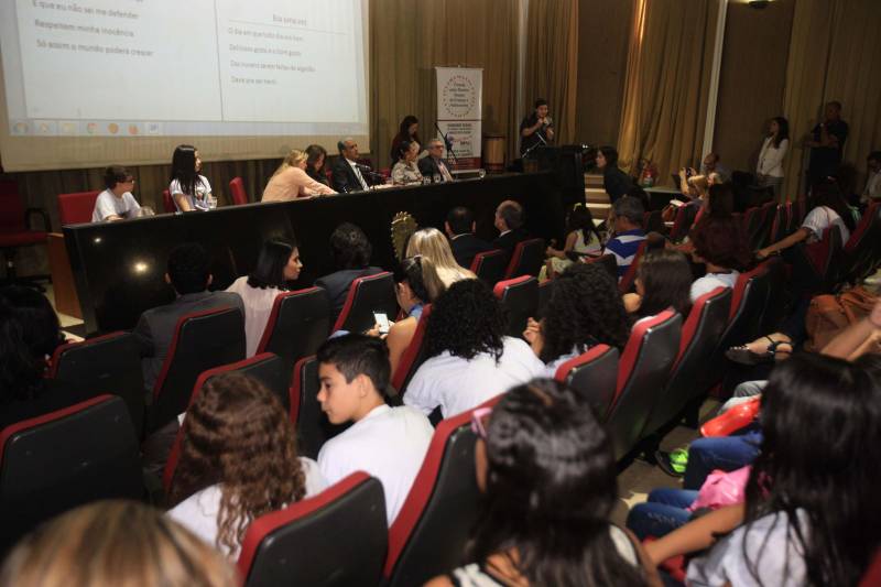 O Comitê de Enfrentamento à Violência Sexual Contra Crianças e Adolescentes, o Ministério Público do Pará, a Fundação Pro Paz e outras instituições parceiras realizaram na manhã desta sexta-feira (18) uma “Ciranda pelos direitos sexuais de crianças e adolescentes”, no auditório do MP, em Belém. A programação foi alusiva a 18 de Maio, Dia Nacional de Enfrentamento à Exploração e ao Abuso Sexual Contra Crianças e Adolescentes. O objetivo do evento foi debater com crianças e adolescentes a temática, enfatizando o respeito aos direitos desse segmento. A promotora Leane Barros Fiuza de Melo, coordenadora do Centro de Apoio Operacional da Infância e Juventude do Ministério Público, ressaltou a importância de somar esforços nesta luta.
FOTO: RODOLFO OLIVEIRA / AG. PARÁ
DATA: 18.05.2018
BELÉM - PARÁ <div class='credito_fotos'>Foto: Agência Pará | <a href='/midias/2018/originais/c1322d16-5b83-43a3-b545-2900f5a57641.jpg' download><i class='fa-solid fa-download'></i> Download</a></div>