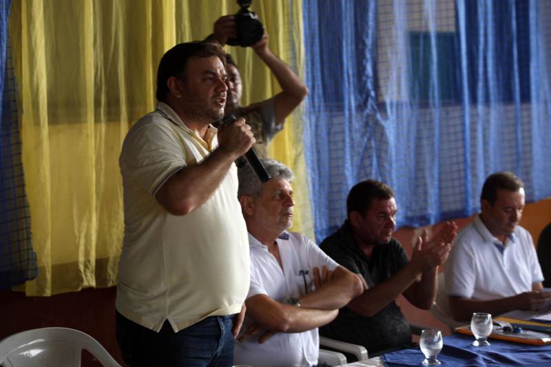 O Governo do Estado entregou na tarde desta sexta-feira (29), a ordem de serviço para a pavimentação de três quilômetros de vias no munícipio de Bonito, no Nordeste do Estado. O documento foi entregue pelo chefe do Núcleo de Governo, José Megale. O investimento na ordem de R$ 1,3 milhão faz parte dos esforços do Governo do Estado em levar mais qualidade de vida à população. A assinatura contou com a participação do presidente da Assembleia Legislativa do Estado (Alepa), deputado Márcio Miranda, e do deputado Milton Campos (foto), que também entregou as chaves de uma retroescavadeira adquirida através de emenda parlamentar.
FOTO: SIDNEY OLIVEIRA / AG. PARÁ
DATA: 29.06.2018
BONITO - PARÁ <div class='credito_fotos'>Foto: Sidney Oliveira/Ag. Pará | <a href='/midias/2018/originais/c13694b0-44f3-4b2f-be52-1c58695b1a94.jpg' download><i class='fa-solid fa-download'></i> Download</a></div>