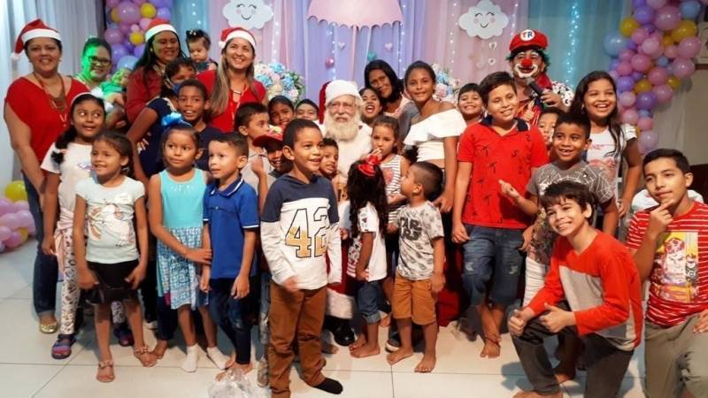 Cerca de 60 crianças (foto) com doenças hematológicas e que fazem acompanhamento na Fundação Centro de Hemoterapia e Hematologia do Pará (Hemopa) tiveram uma quinta-feira especial. Com direito a muitas brincadeiras, animação, Papai Noel e presentes, elas participaram de uma Festa de Natal em um parque infantil. A ação é resultado do trabalho de humanização da Fundação e tudo, do espaço aos presentes, foi fruto do voluntariado.

FOTO: ASCOM / HEMOPA
DATA: 20.12.2018
BELÉM - PARÁ <div class='credito_fotos'>Foto: Ascom Hemopa   |   <a href='/midias/2018/originais/c144b932-5373-4b5c-9230-c81e045227f8.jpg' download><i class='fa-solid fa-download'></i> Download</a></div>