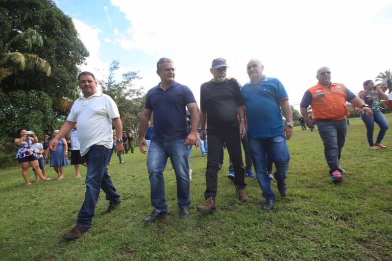 O governador Simão Jatene (foto) está no município de Bragança, nordeste do Estado, neste sábado (19), para visitar algumas das localidades atingidas pelas enchentes provocadas pelas chuvas do início da semana. A Defesa Civil Estadual está articulando as secretarias de Estado para atender às pessoas afetadas pelos alagamentos. Até o momento são três famílias desabrigadas e mais de três mil pessoas afetadas, principalmente na comunidade de Maranhãozinho. A prefeitura decretou estado de alerta. Uma sala de situação foi montada no município para o gerenciamento das ações que atendem às famílias. Na foto, o governador Simão Jatene foi recebido pelo prefeito Raimundo Oliveira (camisa azul).
FOTO: RODOLFO OLIVEIRA / AG. PARÁ
DATA: 19.05.2018
BRAGANÇA - PARÁ <div class='credito_fotos'>Foto: Rodolfo Oliveira/Ag. Pará | <a href='/midias/2018/originais/c1468327-e4d1-4175-9d37-a034ba0f5a1d.jpg' download><i class='fa-solid fa-download'></i> Download</a></div>