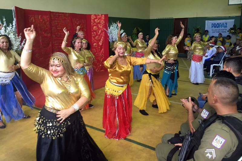 A parceria entre a comunidade da Terra Firme, em Belém, e a Unidade Integrada Pro Paz (UIPP) do bairro foi celebrada com muita festa na manhã desta segunda-feira (17), dia que a unidade completa 7 anos de existência. Desde 2011, quando foi inaugurada, a unidade tem sido referência no trabalho de policiamento comunitário e atividades de prevenção à violência e, por isso, o aniversário contou com homenagens, apresentações artísticas dos alunos e da comunidade e um clima de confraternização de final de ano. 

FOTO: ASCOM PROPAZ
DATA: 17.12.2018
BELÉM - PARÁ <div class='credito_fotos'>Foto: ASCOM PRO PAZ   |   <a href='/midias/2018/originais/c1477872-d575-4c16-8528-de5f13c5abc5.jpg' download><i class='fa-solid fa-download'></i> Download</a></div>