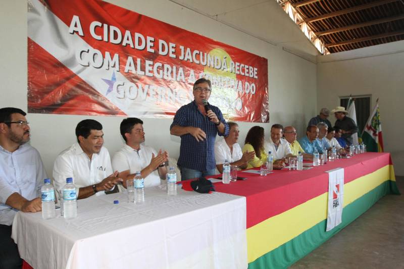 O município de Jacundá, no sudeste paraense, recebeu nesta sexta-feira (6) importantes investimentos em segurança e infraestrutura. O Governo do Estado repassou para o policiamento do município 5 viaturas e 2 veículos para o reforço das ações Departamento de Trânsito do Estado (Detran). Foi entregue ainda a ordem de serviço para a pavimentação asfáltica de cinco quilômetros de vias, na ordem de R$ 3 milhões. A cerimônia foi no salão paroquial da Igreja de Nossa Senhora do Perpetuo Socorro, conduzida pela secretária de Municípios Sustentáveis, Izabela Jatene, que representou o governador Simão Jatene, e contou com a participação de representantes de parlamentares, lideranças comunitárias, entre outras autoridades municipais.
FOTO: CRISTINO MARTINS / AG. PARÁ
DATA: 06.07.2018
JACUNDÁ - PARÁ <div class='credito_fotos'>Foto: Cristino Martins/Ag. Pará | <a href='/midias/2018/originais/c1481a4c-375f-4255-a333-b8465176e010.jpg' download><i class='fa-solid fa-download'></i> Download</a></div>