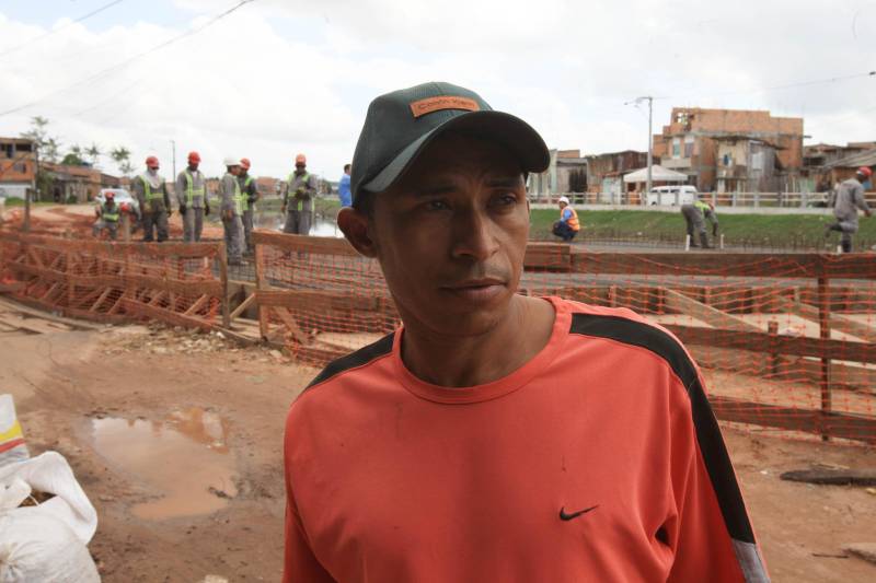 A obra a que dona Creuza se refere está sendo executada pelo governo do Estado no canal do Tucunduba, no trecho de 820 metros entre as Ruas São Domingos e Mundurucus, bairros do Guamá e Terra Firme. É uma grande obra de saneamento que mesmo antes de ser concluída, já começou a mudar a paisagem e a vida dos moradores na área. “Já mudou muito, melhorou em tudo pra nós. É a primeira vez que aqui onde eu moro, não alaga”, conta o marceneiro Edmilson dos Santos, 42 anos (foto), casado, três filhos. Morador do Tucunduba há 34 anos, Edmilson faz questão de lembrar o antes e o depois da obra
FOTO: RODOLFO OLIVEIRA / AG. PARÁ
DATA: 09.03.2018
BELÉM - PARÁ <div class='credito_fotos'>Foto: Thiago Gomes /Ag. Pará | <a href='/midias/2018/originais/c1499af6-f756-4b27-946d-14def21677f7.jpg' download><i class='fa-solid fa-download'></i> Download</a></div>