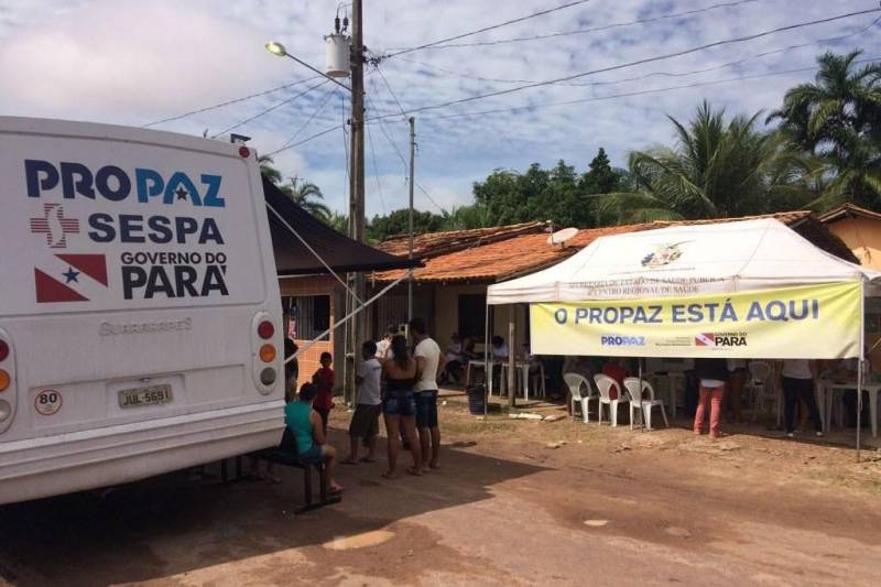 A Fundação Pro Paz realiza caravana de saúde (foto) até domingo (05), no bairro Bom Futuro, em Barcarena. A ação, uma parceria entre a Secretaria de Saúde Pública do Pará (Sespa) e a Secretaria Municipal, teve início hoje (02), com a oferta de diversos serviços médicos e de assistência, reforçando o atendimento que vem sendo feito no município há cerca de uma semana, pelas equipes da Sespa e Defesa Civil, em conjunto com o município. Na segunda-feira (05), a caravana seguirá para a comunidade Burajuba. A expectativa é que 200 pessoas sejam atendidas. Estão disponíveis aos moradores da comunidade três clínicos gerais, dois enfermeiros, um dermatologista, assim como vacinação e testes de glicemia com o resultado imediato. Além disso, agentes comunitários de saúde estão visitando as casas do Bom Futuro para acompanhamento da situação da comunidade.
FOTO: ASCOM / PRO PAZ
DATA: 02.03.2018
BARCARENA - PARÁ <div class='credito_fotos'>Foto: ASCOM PRO PAZ | <a href='/midias/2018/originais/c149a3b6-5850-4926-bc1d-a366838d6526.jpg' download><i class='fa-solid fa-download'></i> Download</a></div>